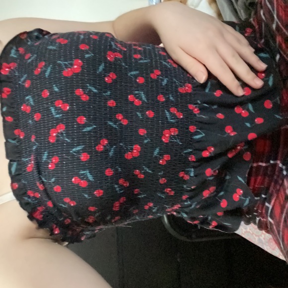 A crop top - Picture 2 of 2